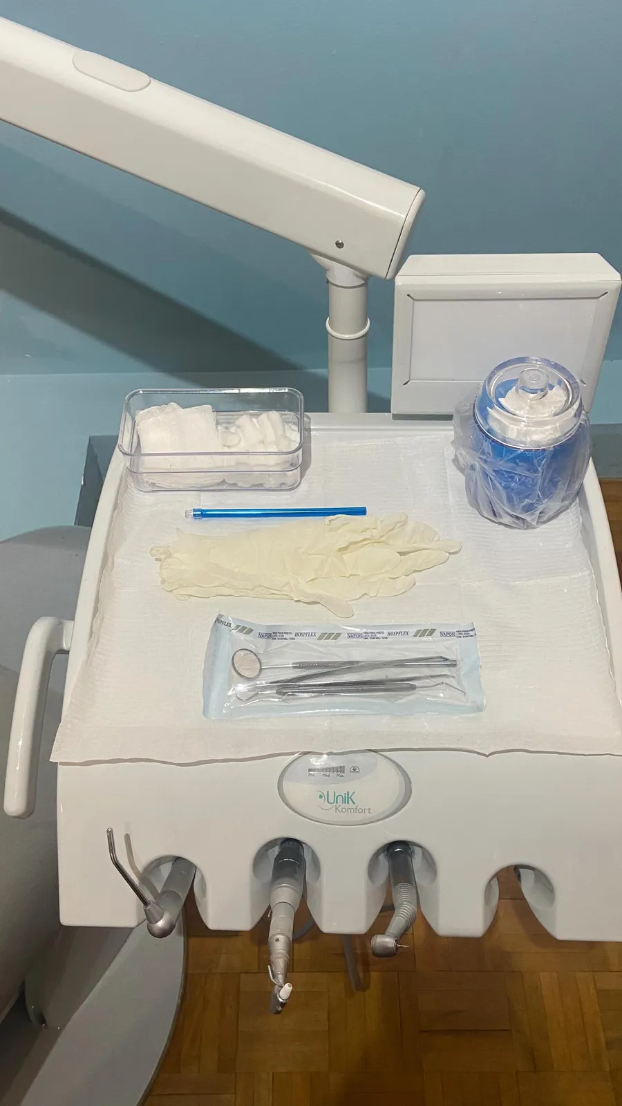Equipamento do consultório preparado com materiais esterilizados