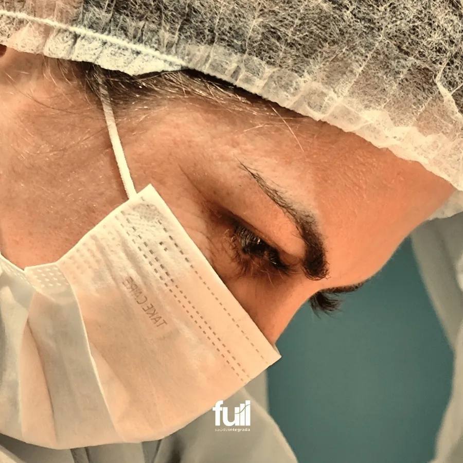 Dentista concentrada durante o atendimento