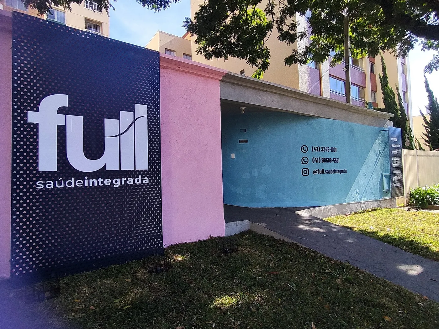 Fachada da Full Saúde Integrada com a placa da marca